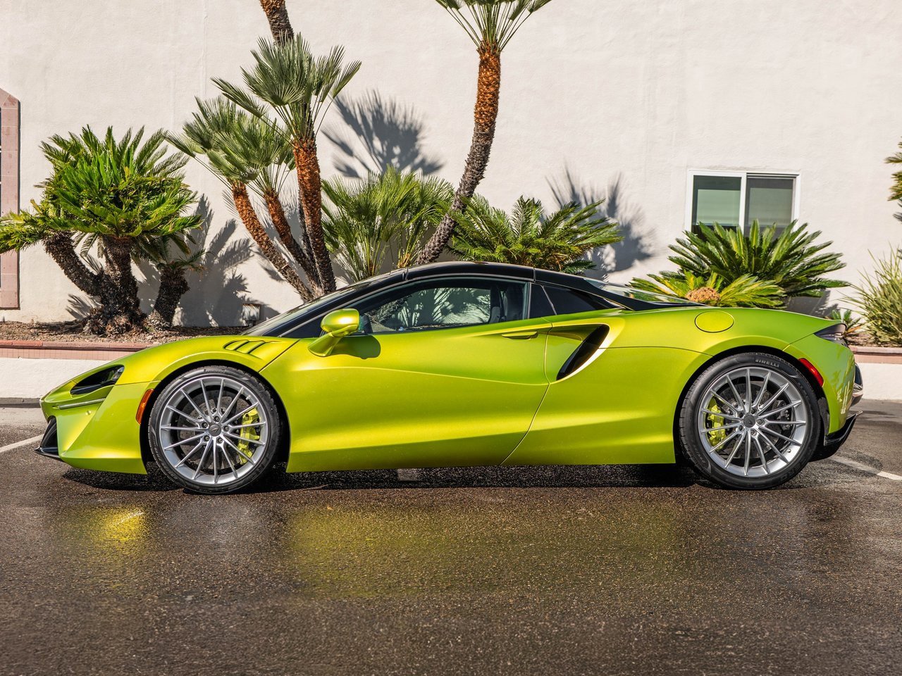 Used 2025 McLaren Artura Spider image 18