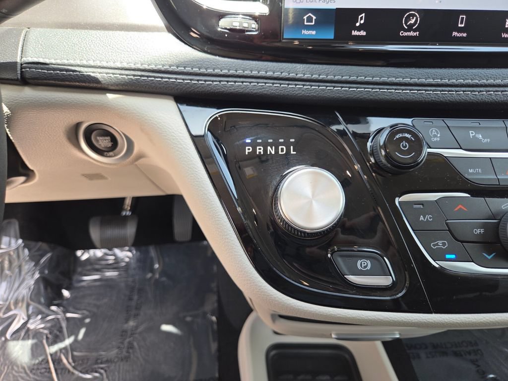 Used 2023 Chrysler Pacifica Touring-L AWD/4WD image 33