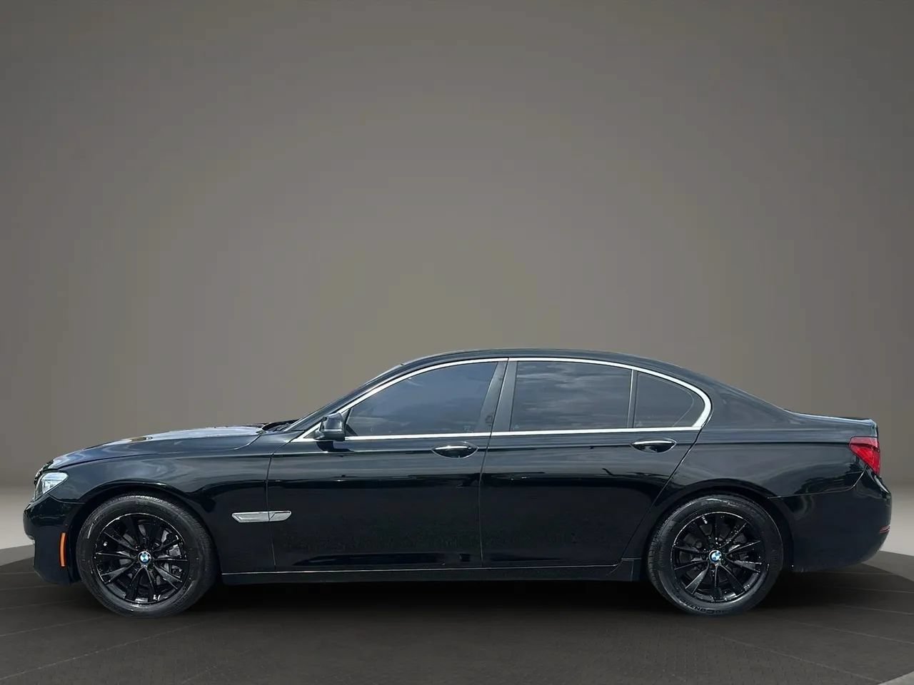 Used 2014 BMW 740i RWD image 4