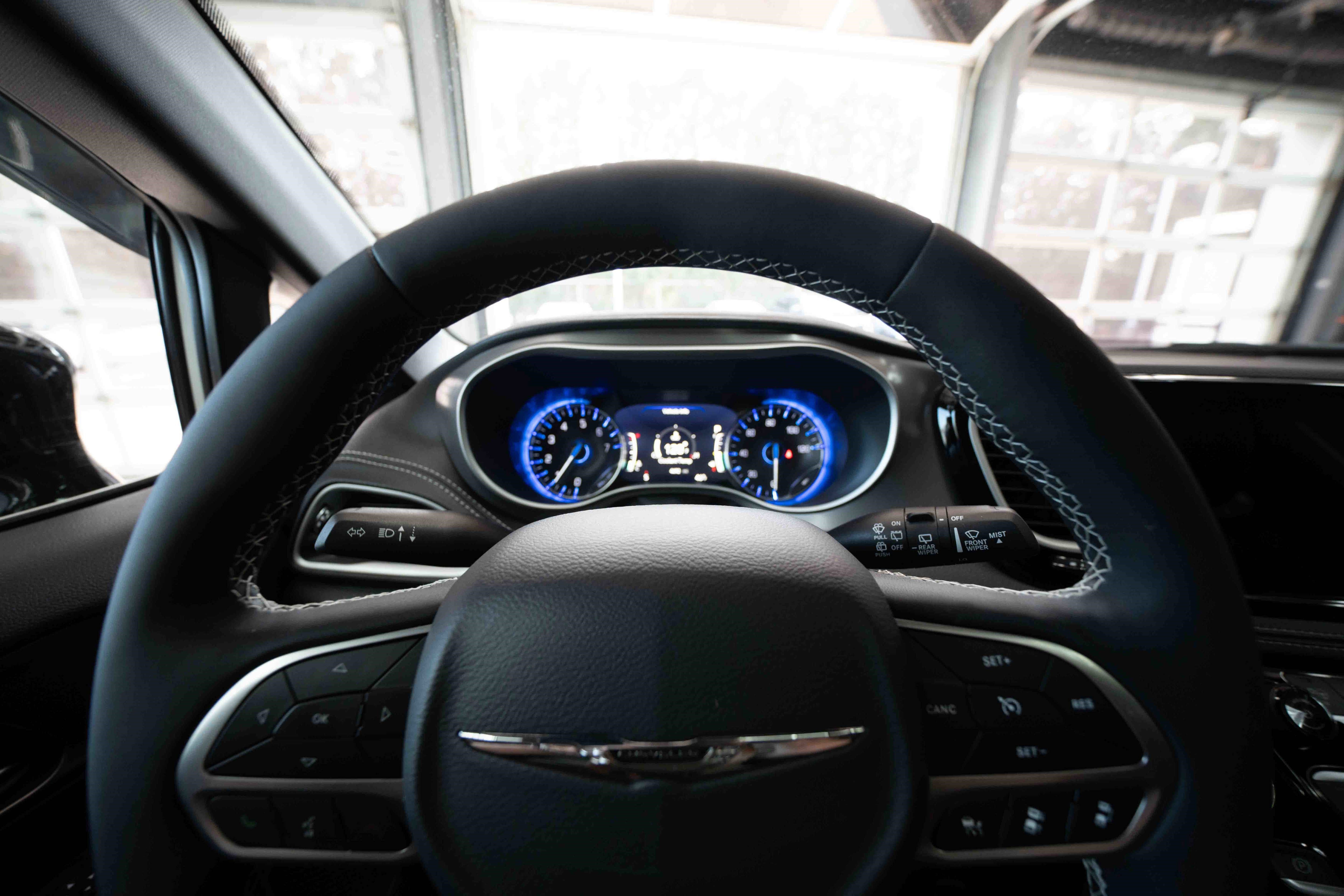 Used 2025 Chrysler Pacifica Select image 15