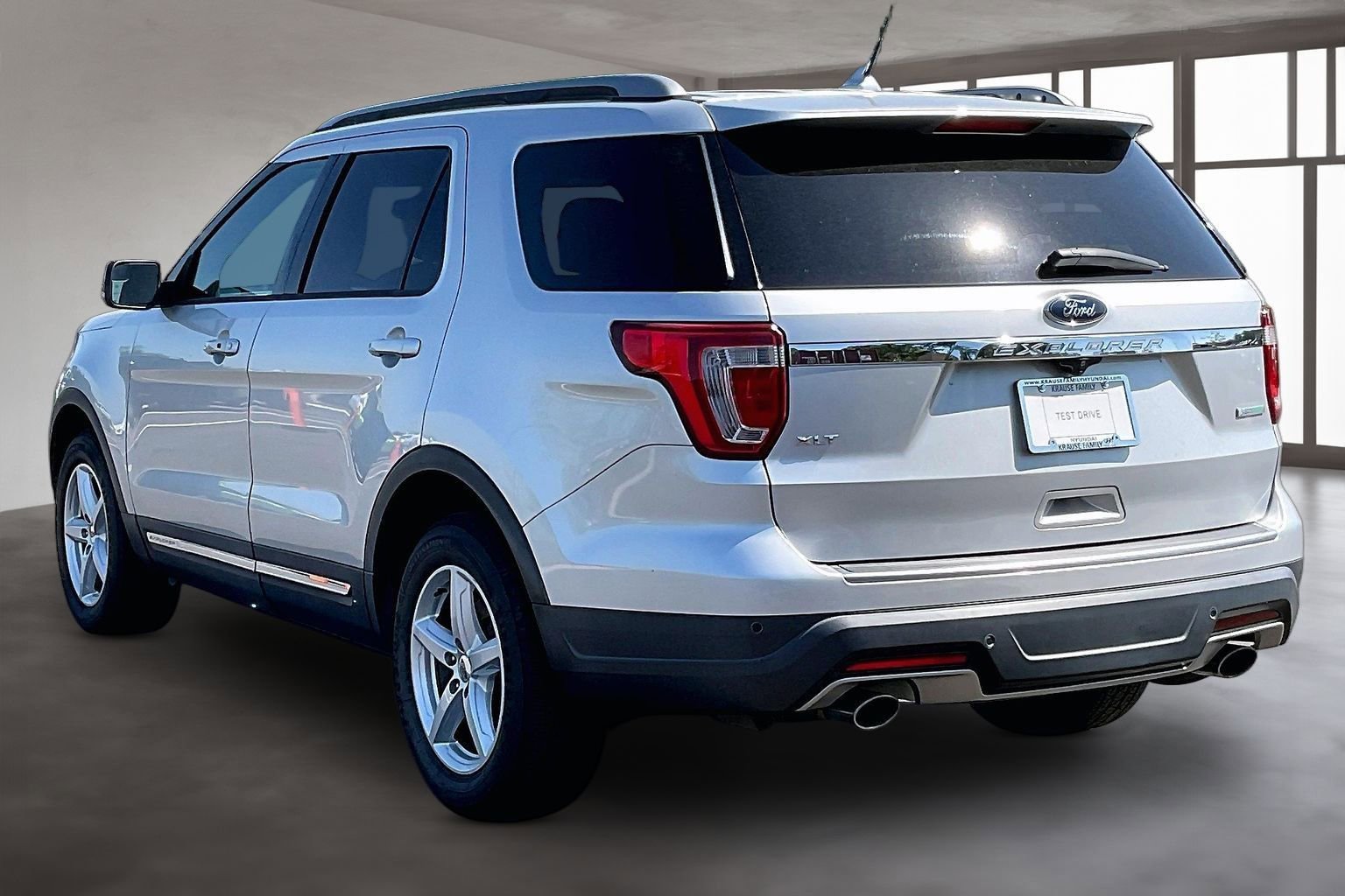 Used 2018 Ford Explorer XLT w/ Equipment Group 201A FWD image 4