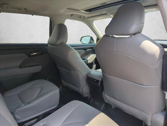 Used 2022 Toyota Highlander XLE AWD/4WD image 27