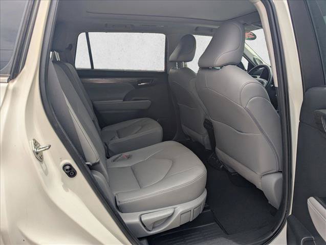 Used 2020 Toyota Highlander Platinum FWD image 19