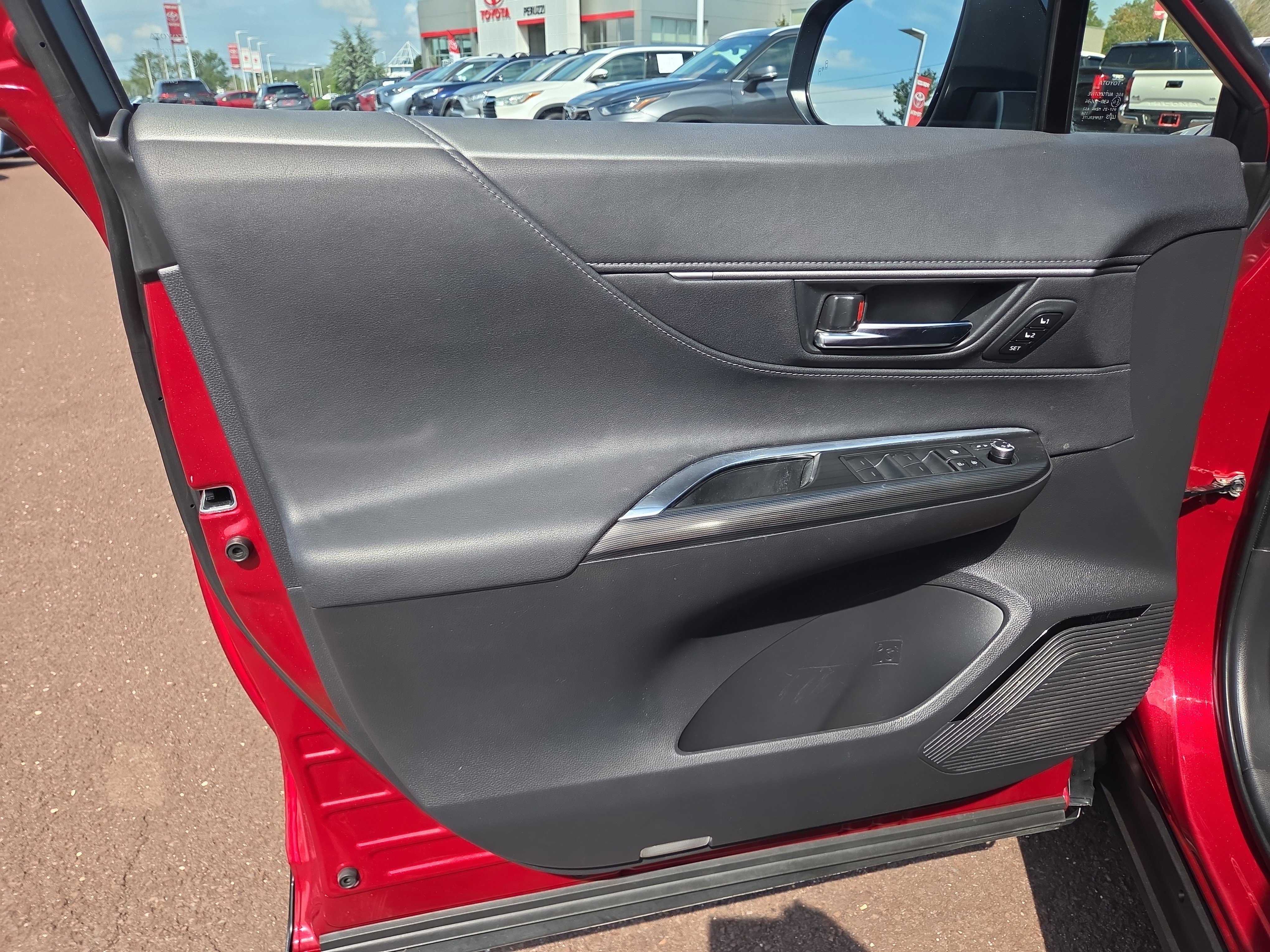 Certified 2023 Toyota Venza XLE image 14