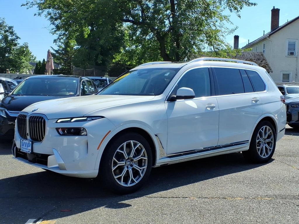 Used 2025 BMW X7 xDrive40i AWD/4WD image 3