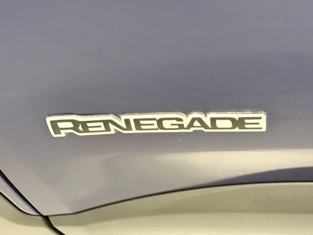 Used 2018 Jeep Renegade Latitude AWD/4WD image 10
