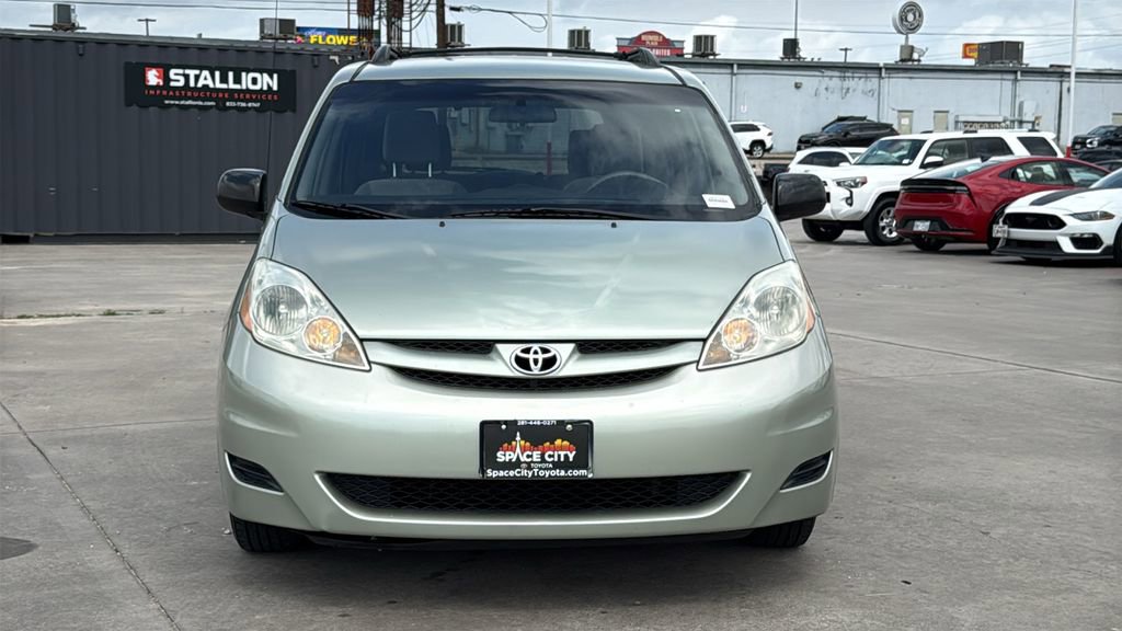 Used 2010 Toyota Sienna LE FWD image 2