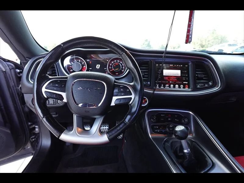Used 2016 Dodge Challenger SRT RWD image 17