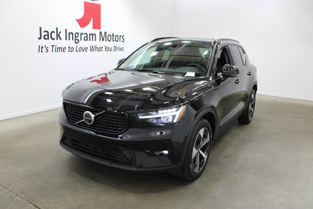 Used 2026 Volvo XC40 B5 Plus AWD/4WD image 2