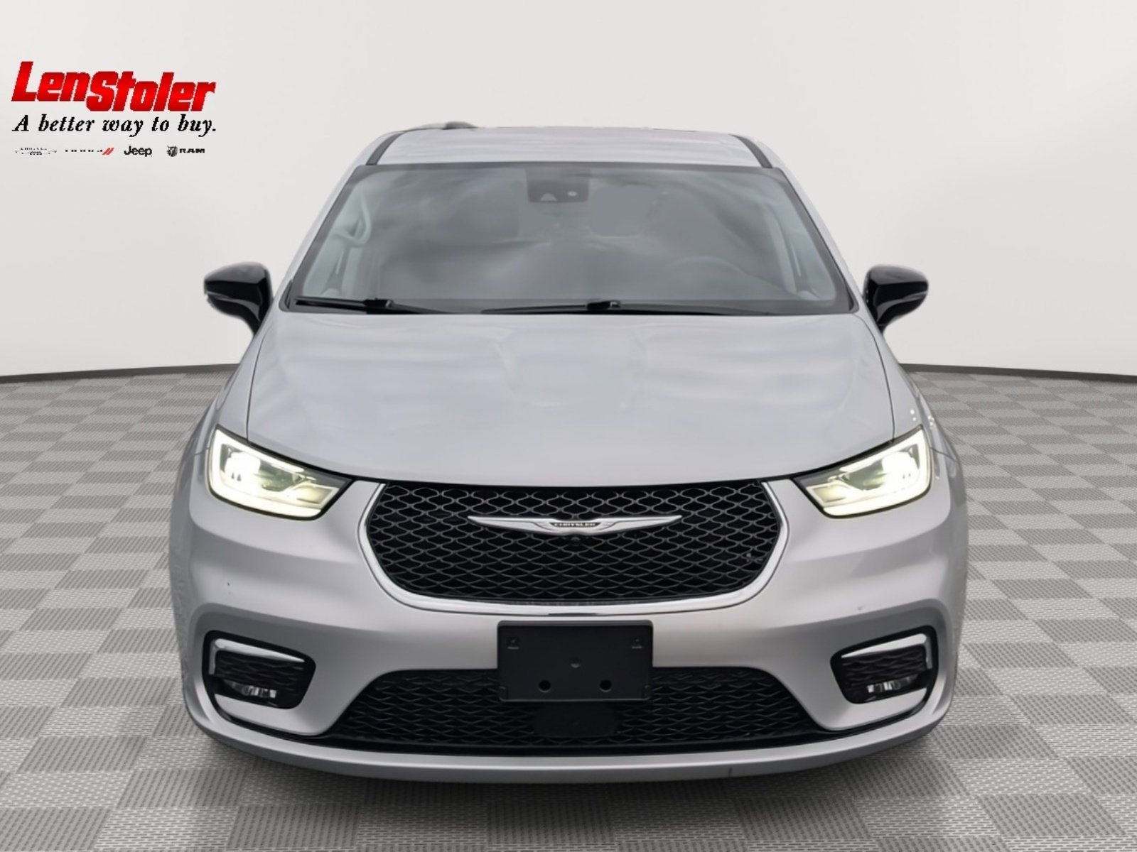 Used 2024 Chrysler Pacifica Touring-L image 8