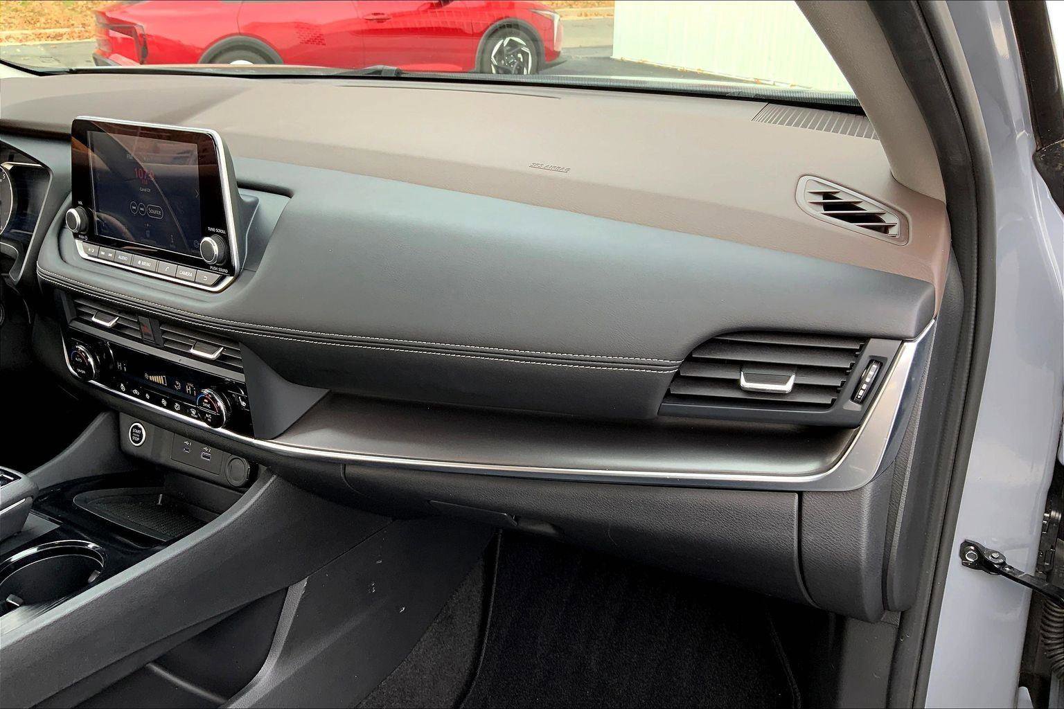 Used 2023 Nissan Rogue SV w/ SV Premium B Package image 15