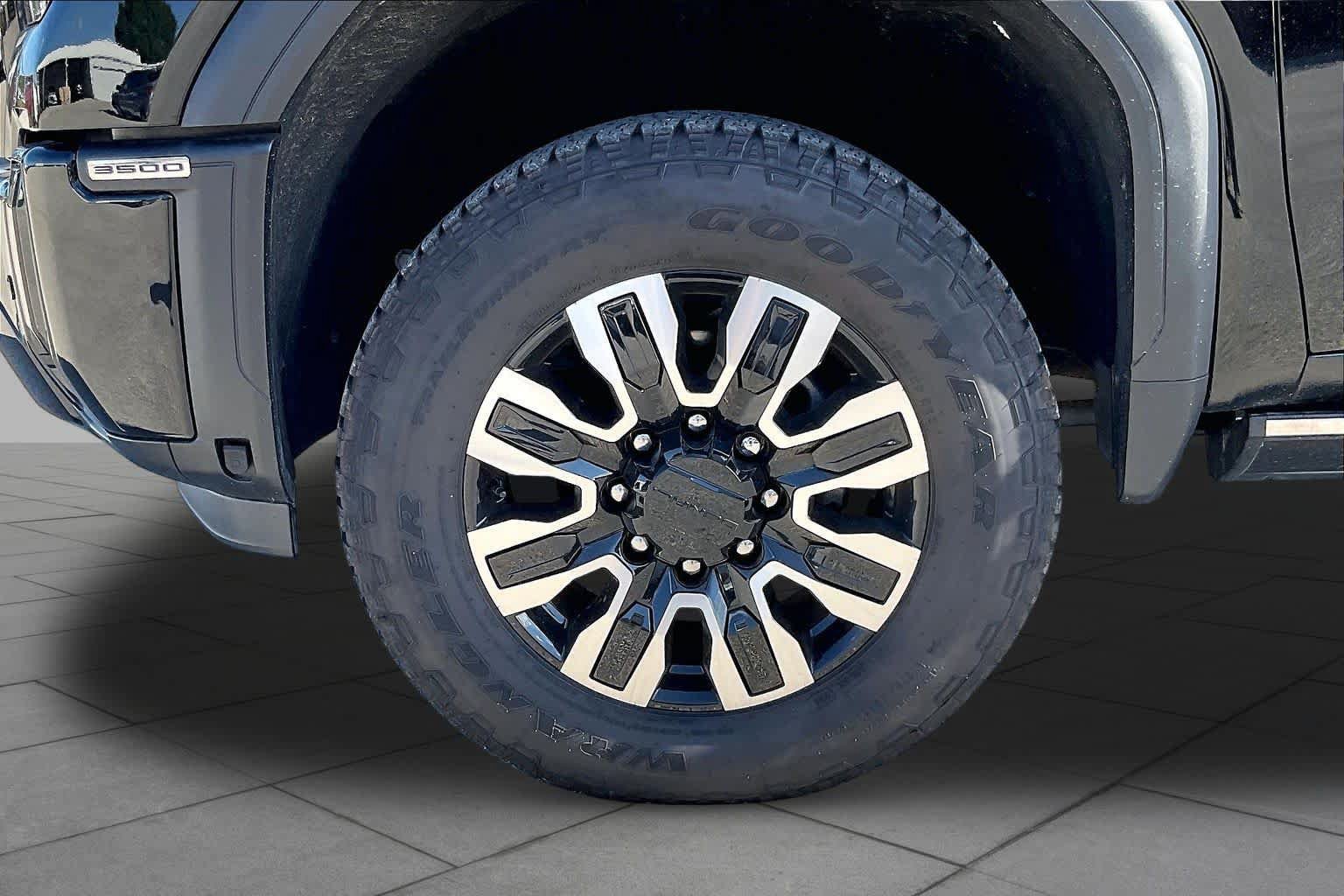 Used 2025 GMC Sierra 3500 Denali Ultimate AWD/4WD image 11