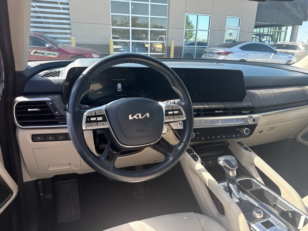 Used 2024 Kia Telluride EX w/ EX Captain's Chair Package FWD image 3