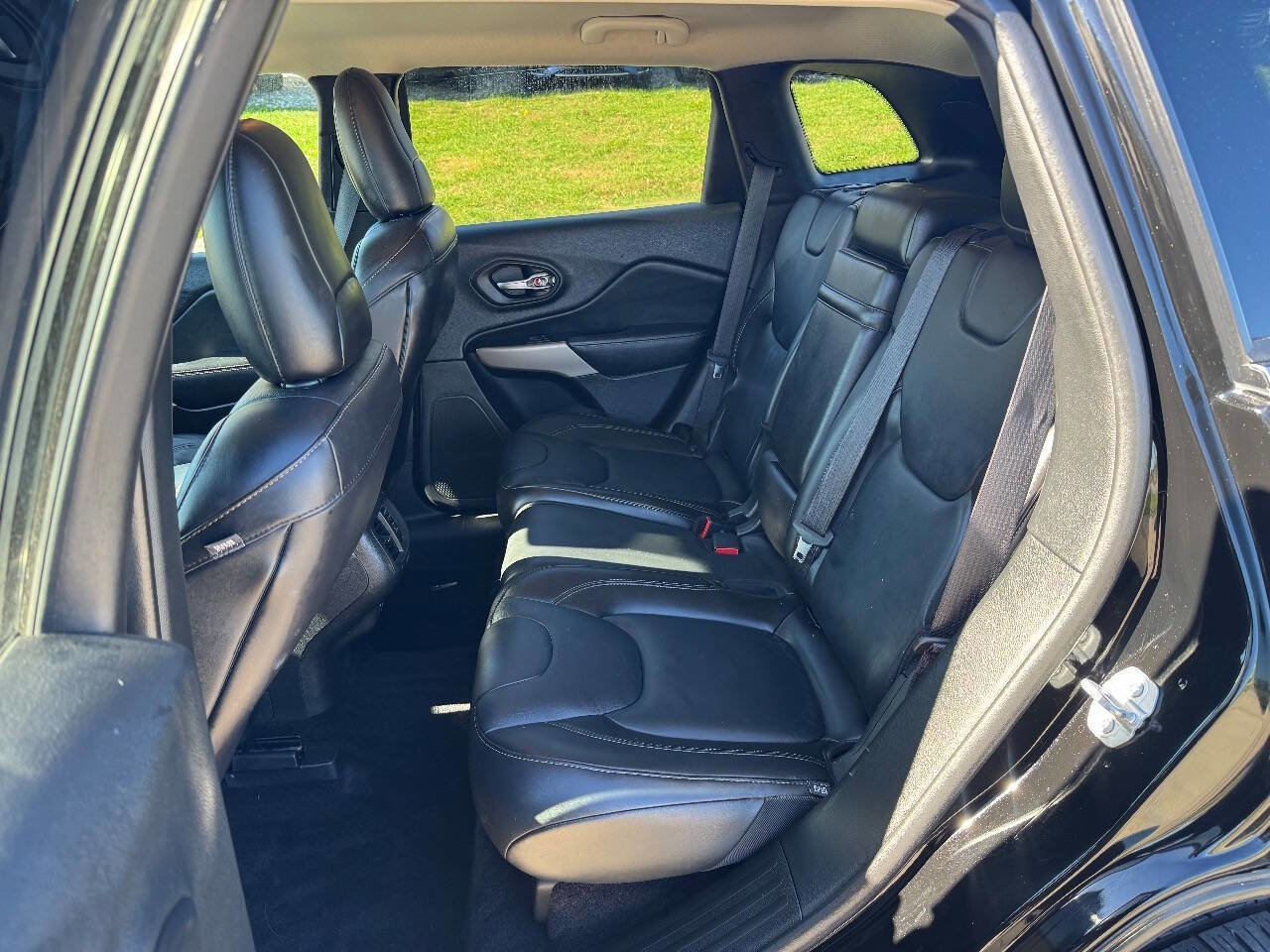 Used 2017 Jeep Cherokee Limited image 12