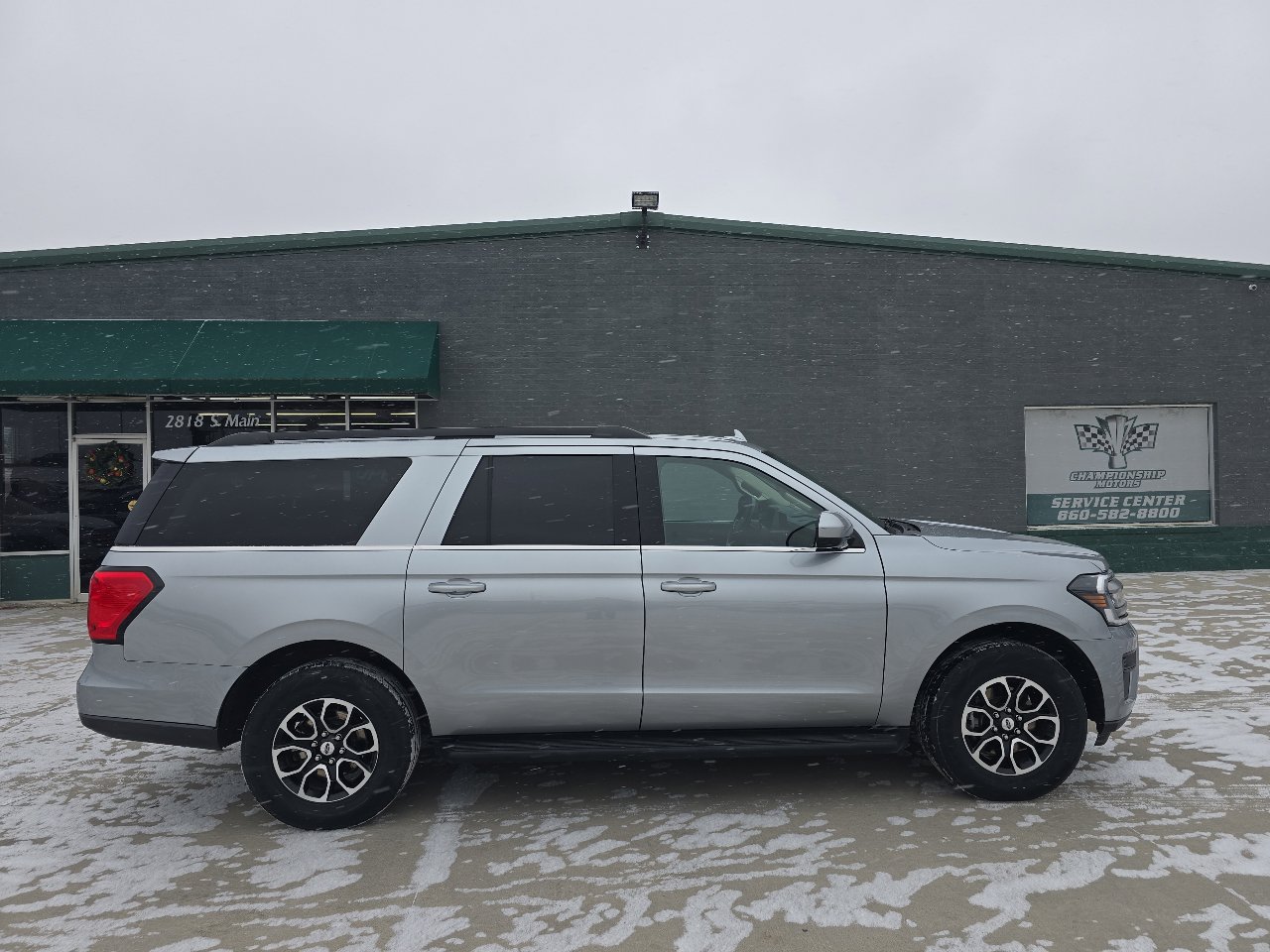 Used 2024 Ford Expedition Max XLT image 11
