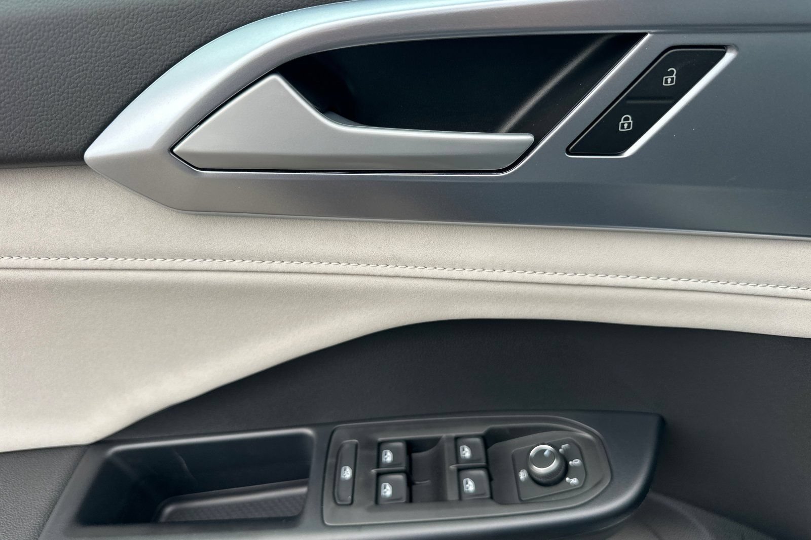New 2026 Volkswagen Taos SE FWD image 11