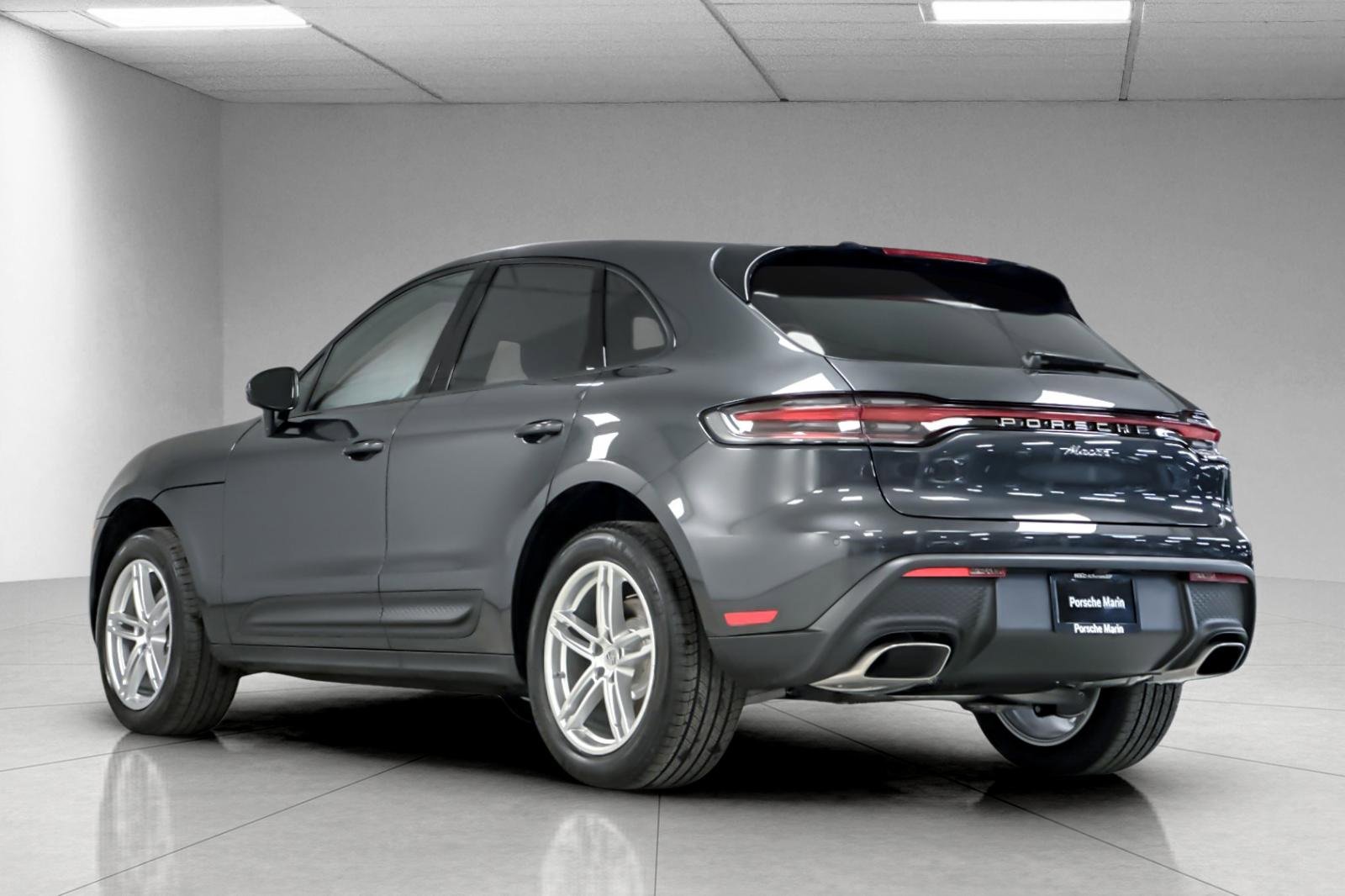 Certified 2025 Porsche Macan image 3