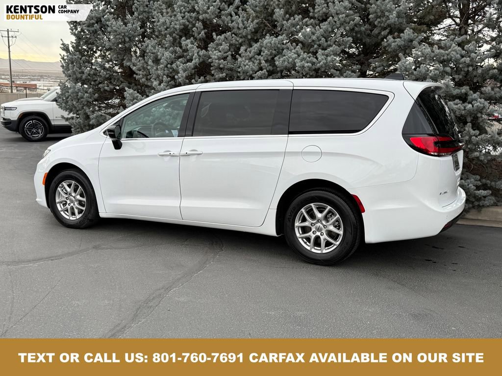 Used 2024 Chrysler Pacifica Touring-L image 5
