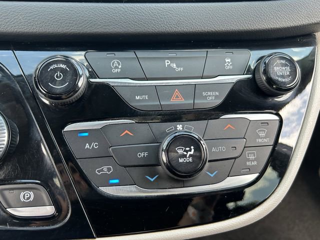 Used 2020 Chrysler Pacifica Touring-L FWD image 14