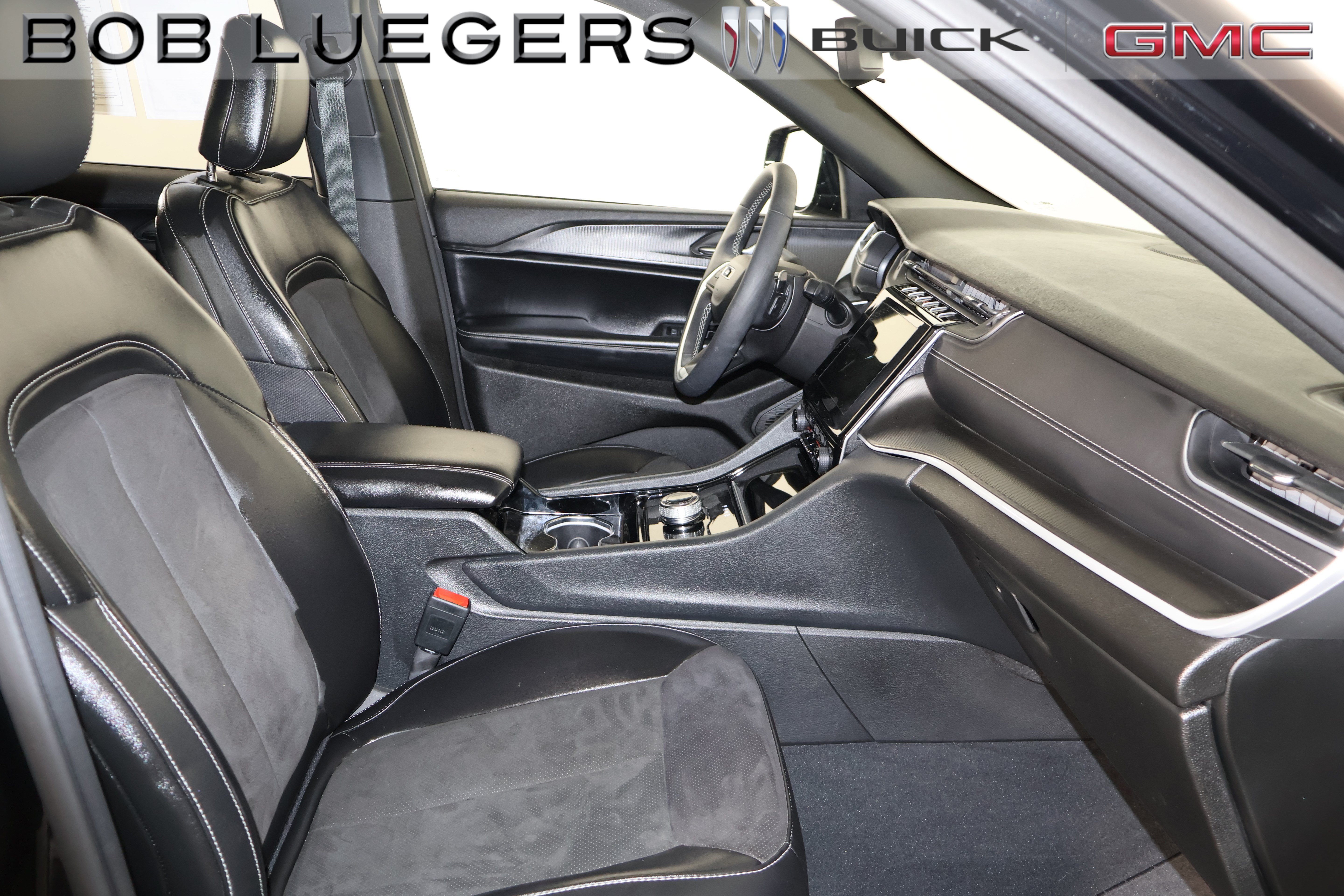 Used 2023 Jeep Grand Cherokee Altitude AWD/4WD image 19