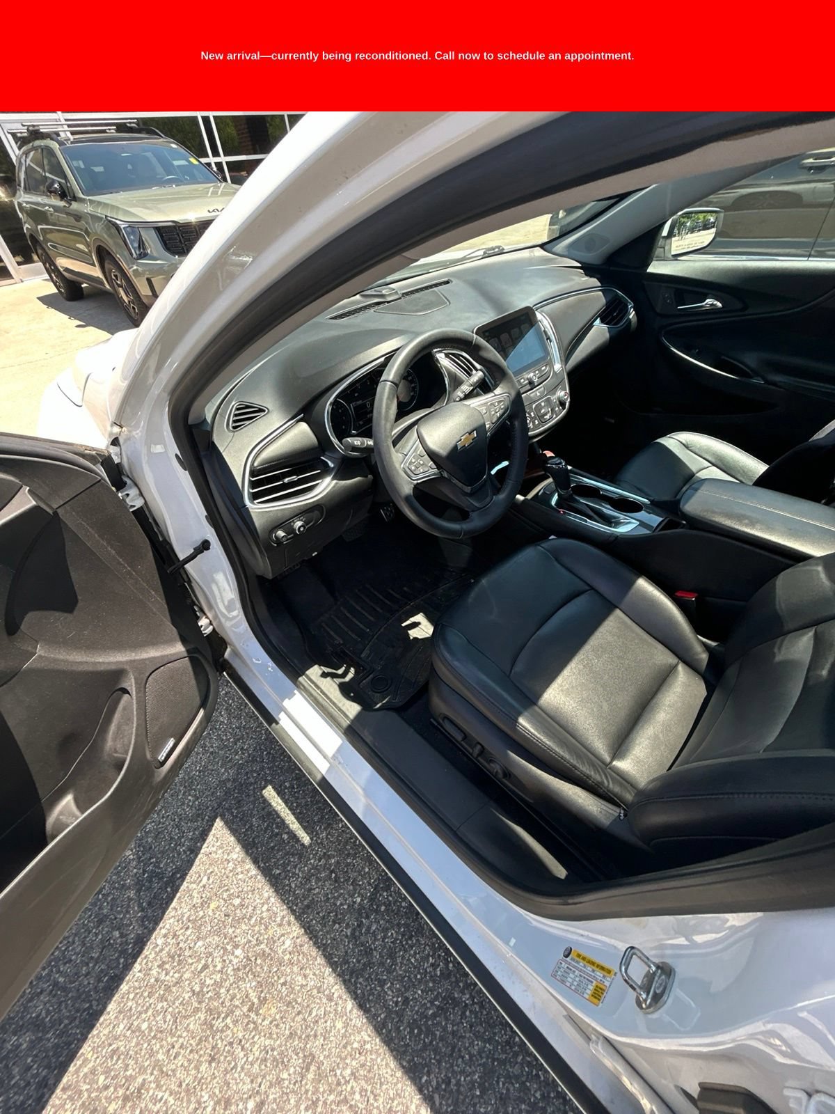 Used 2017 Chevrolet Malibu LT w/ Leather Package FWD image 2