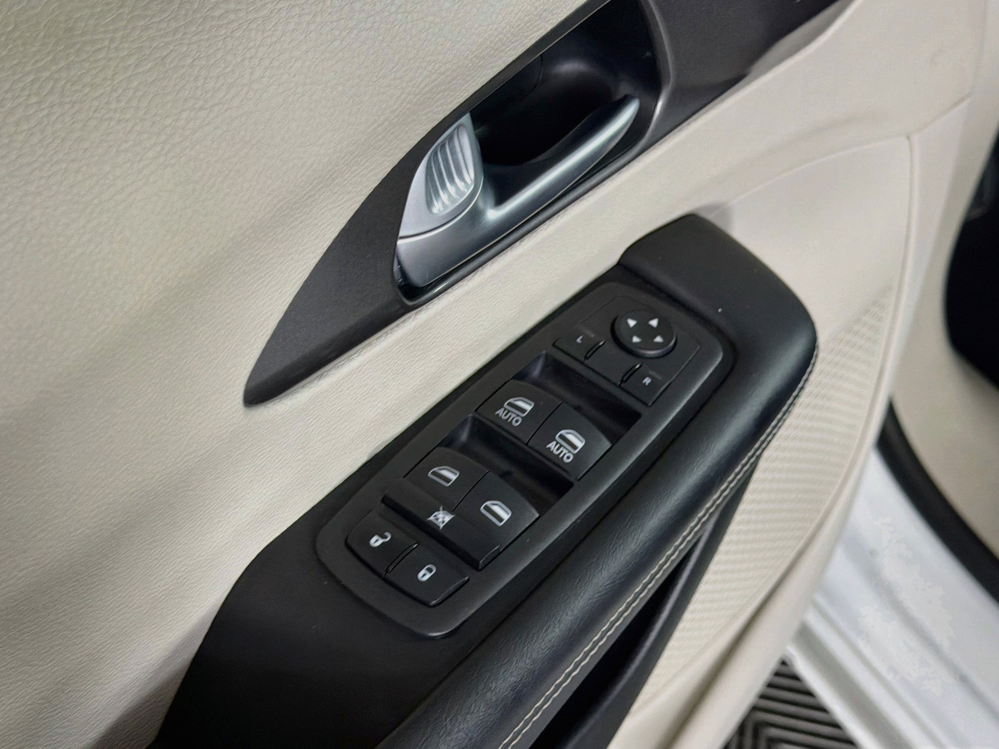 Used 2024 Chrysler Pacifica Touring-L FWD image 15
