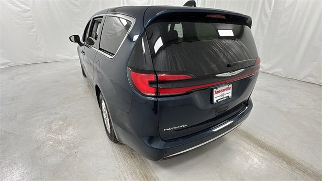 Used 2023 Chrysler Pacifica Touring-L image 5