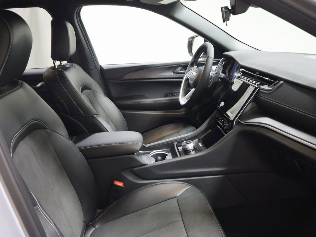 New 2025 Jeep Grand Cherokee Altitude image 18