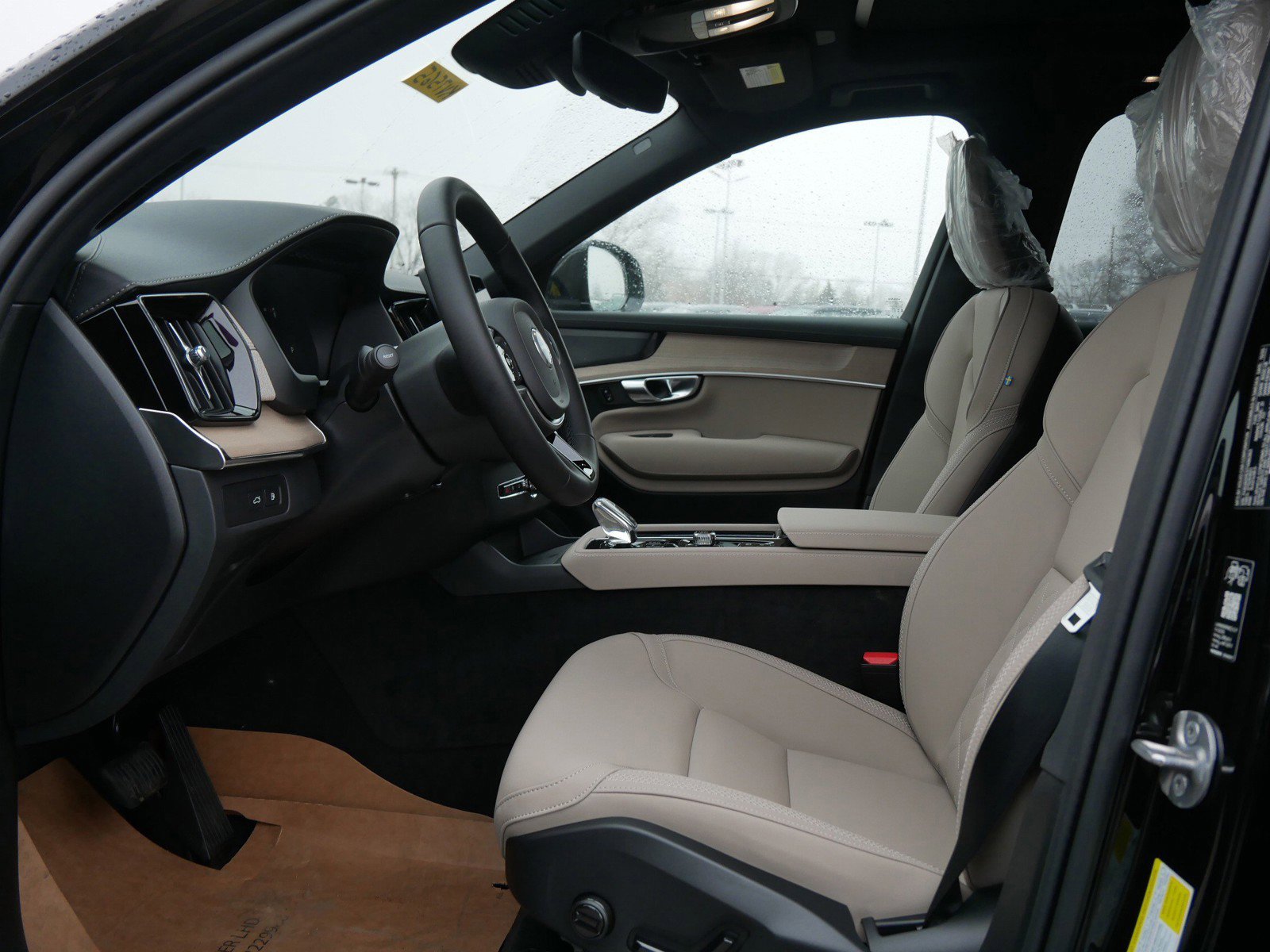 New 2026 Volvo XC90 T8 Plus w/ Protection Package Premier image 5