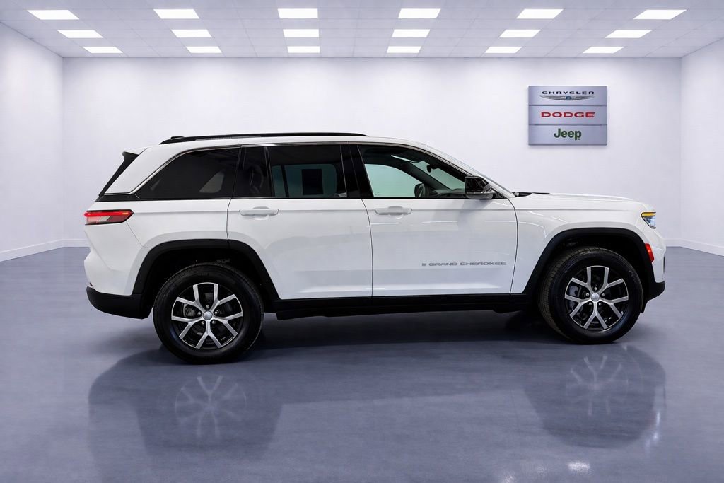 Used 2025 Jeep Grand Cherokee Limited image 2