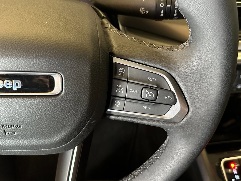 Used 2025 Jeep Compass Limited image 11