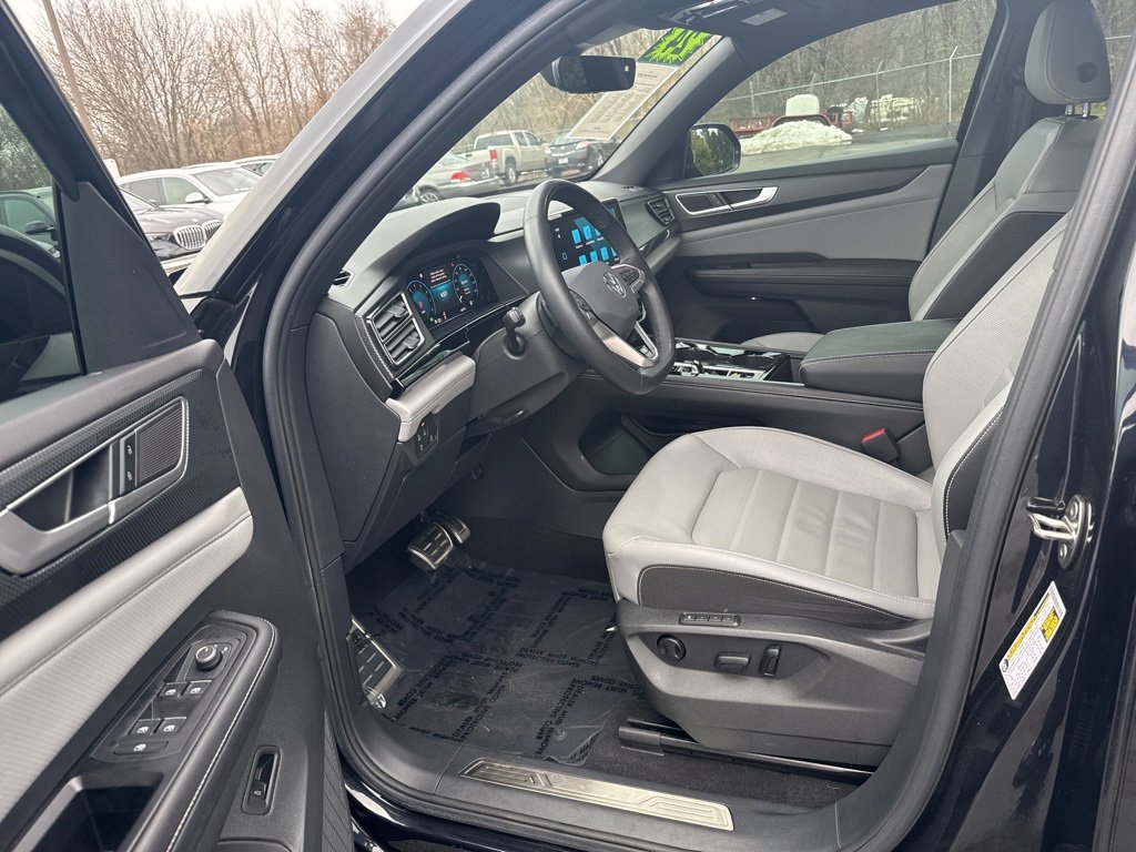 Used 2024 Volkswagen Atlas Cross Sport SEL R-Line image 11