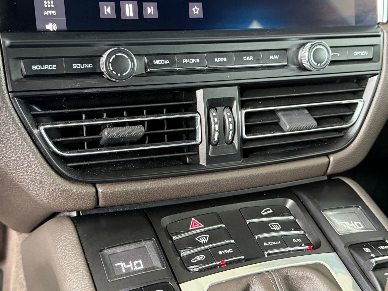 Used 2020 Porsche Macan AWD image 27