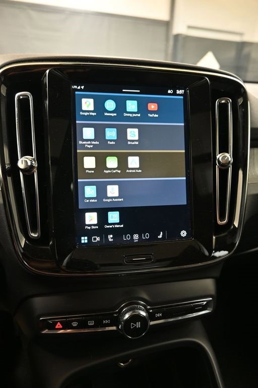 Certified 2025 Volvo XC40 B5 Core image 27