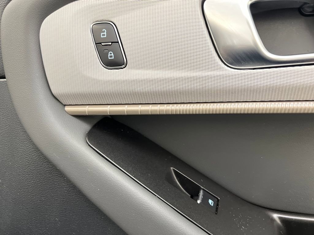 Used 2025 Ford Explorer Active image 27