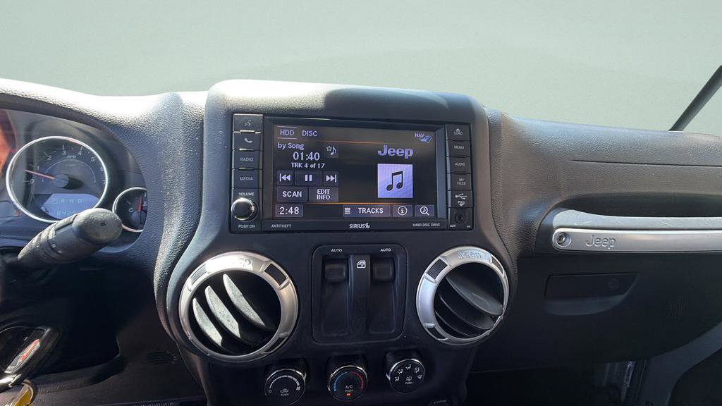 Used 2018 Jeep Wrangler Sahara w/ Connectivity Group AWD/4WD image 19