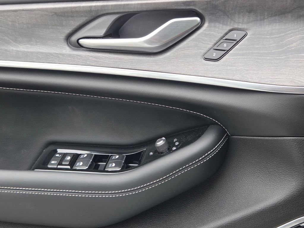 Used 2023 Jeep Grand Cherokee Overland AWD/4WD image 27