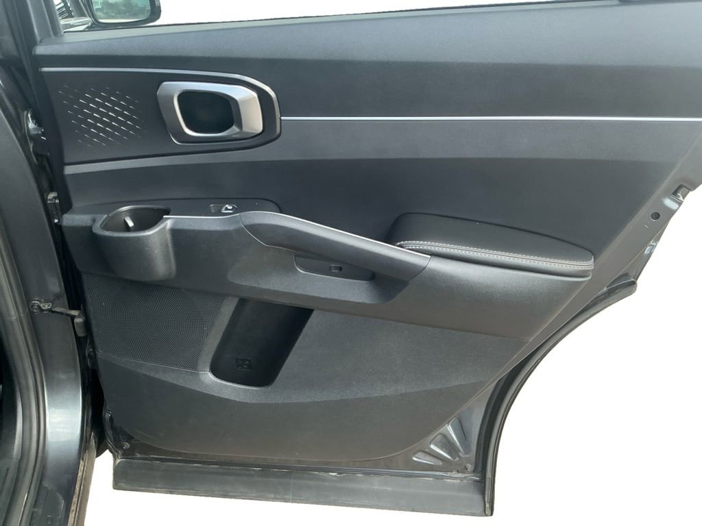 Used 2023 Kia Sorento LX image 19