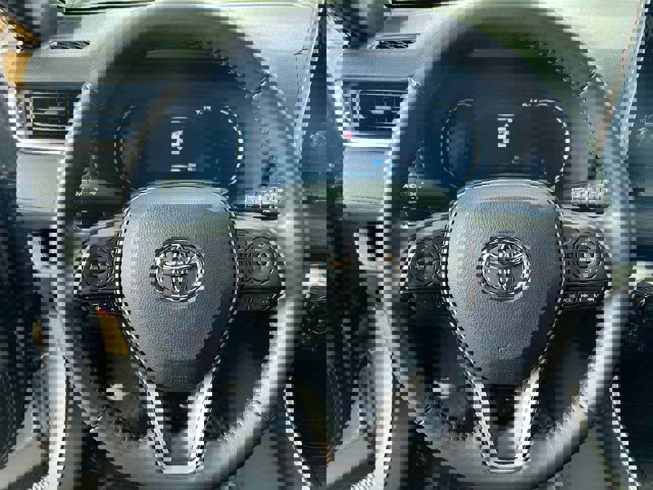 Used 2023 Toyota RAV4 SE image 15