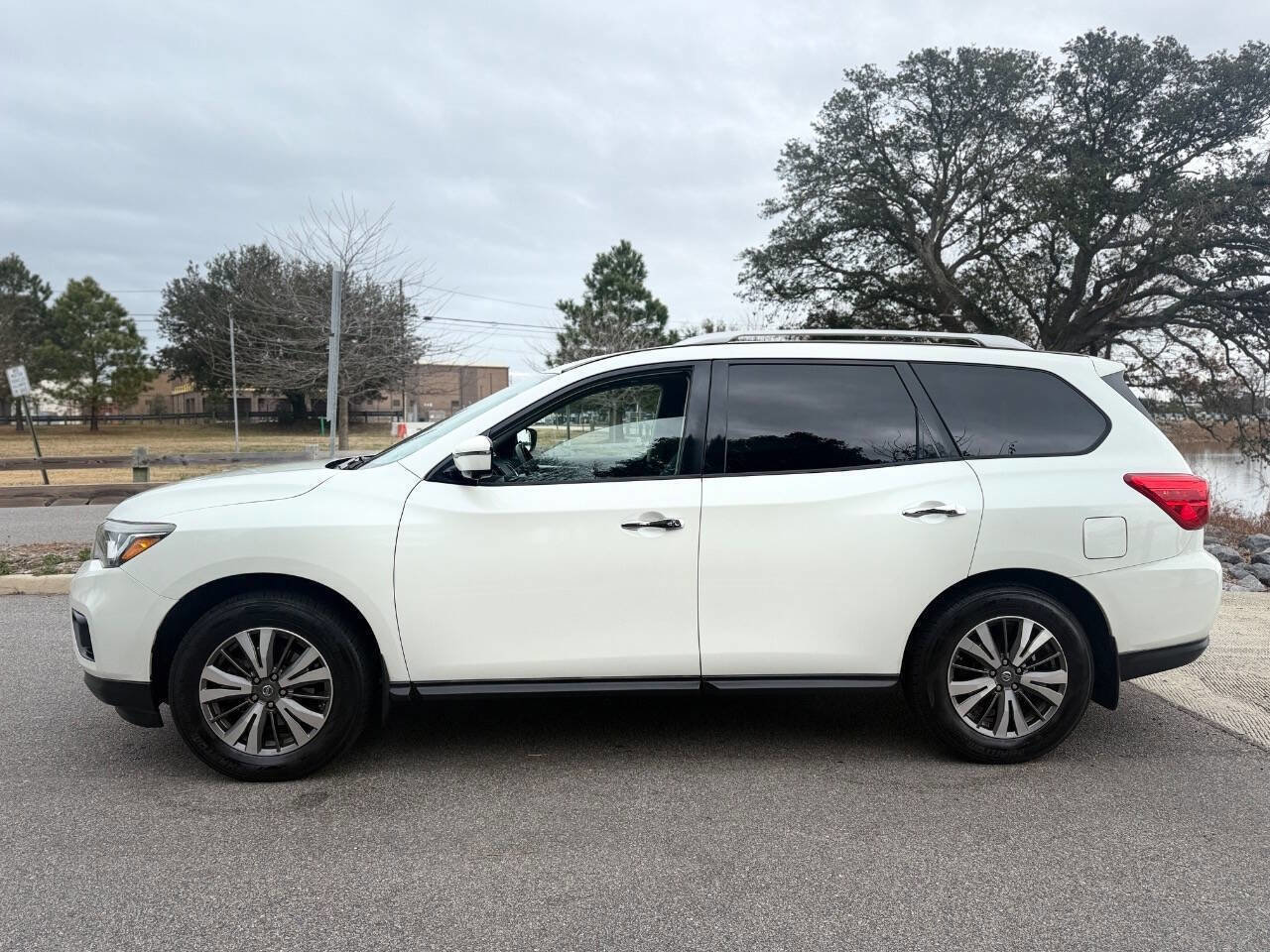 Used 2017 Nissan Pathfinder SL w/ SL Premium Package image 5