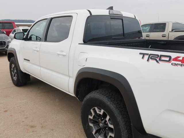 Used 2017 Toyota Tacoma TRD Off-Road w/ Premium & Technology Package AWD/4WD image 9