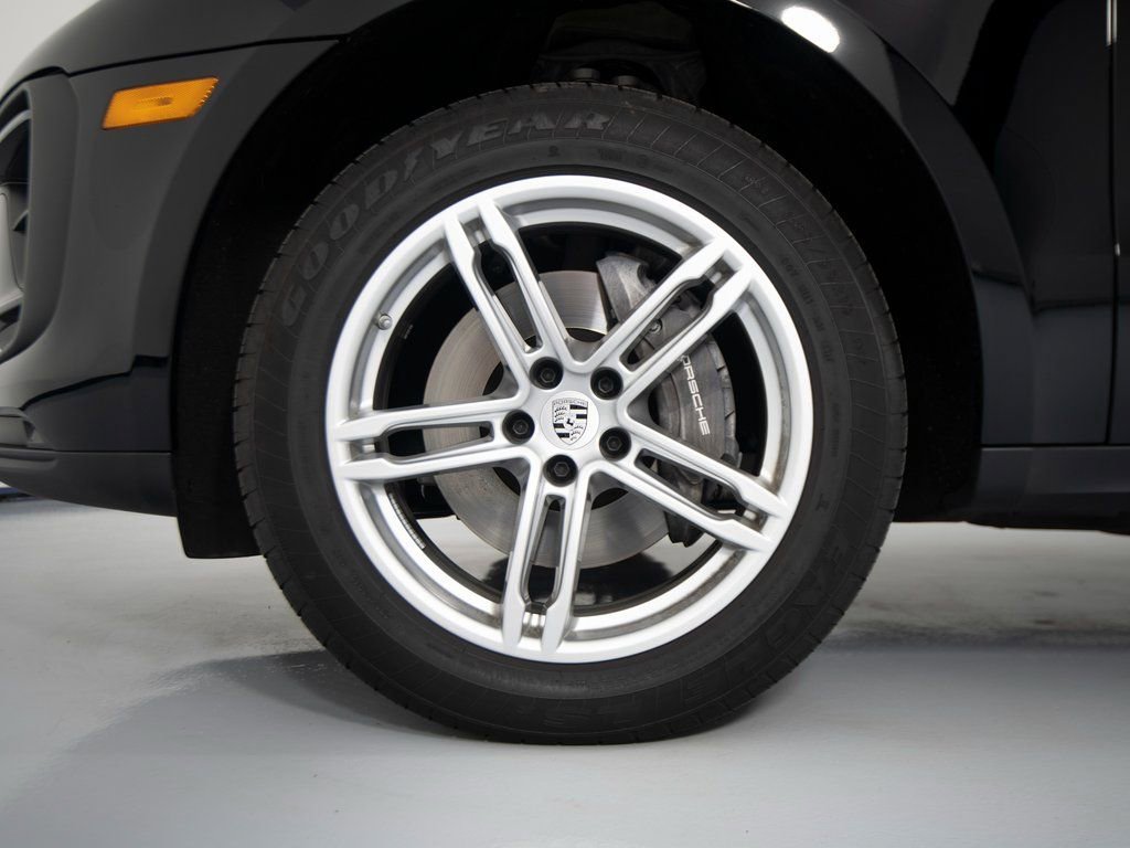 Certified 2025 Porsche Macan image 14