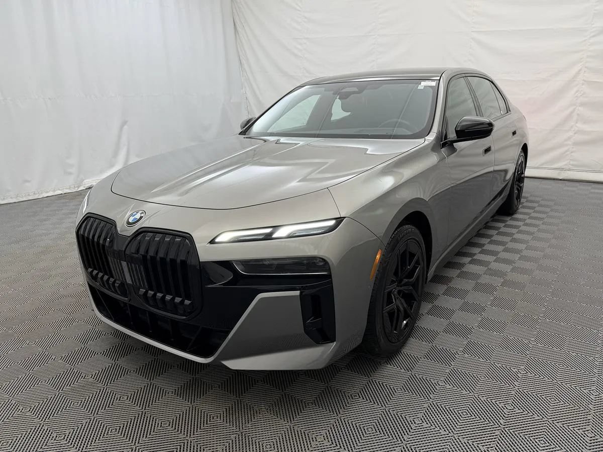 Used 2024 BMW 740i xDrive AWD/4WD image 2