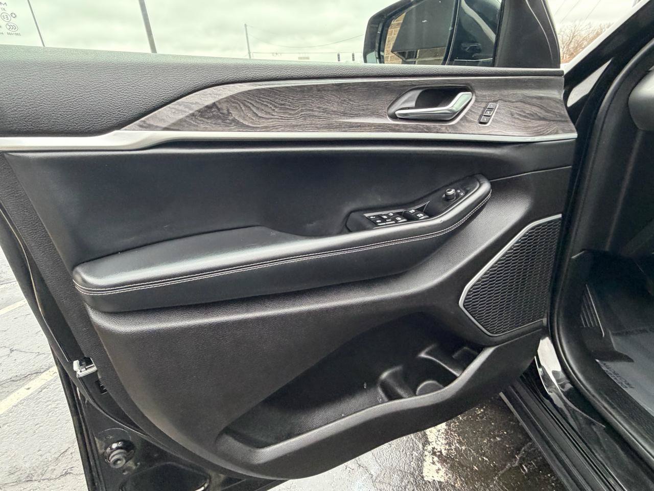 Used 2022 Jeep Grand Cherokee L Limited AWD/4WD image 8