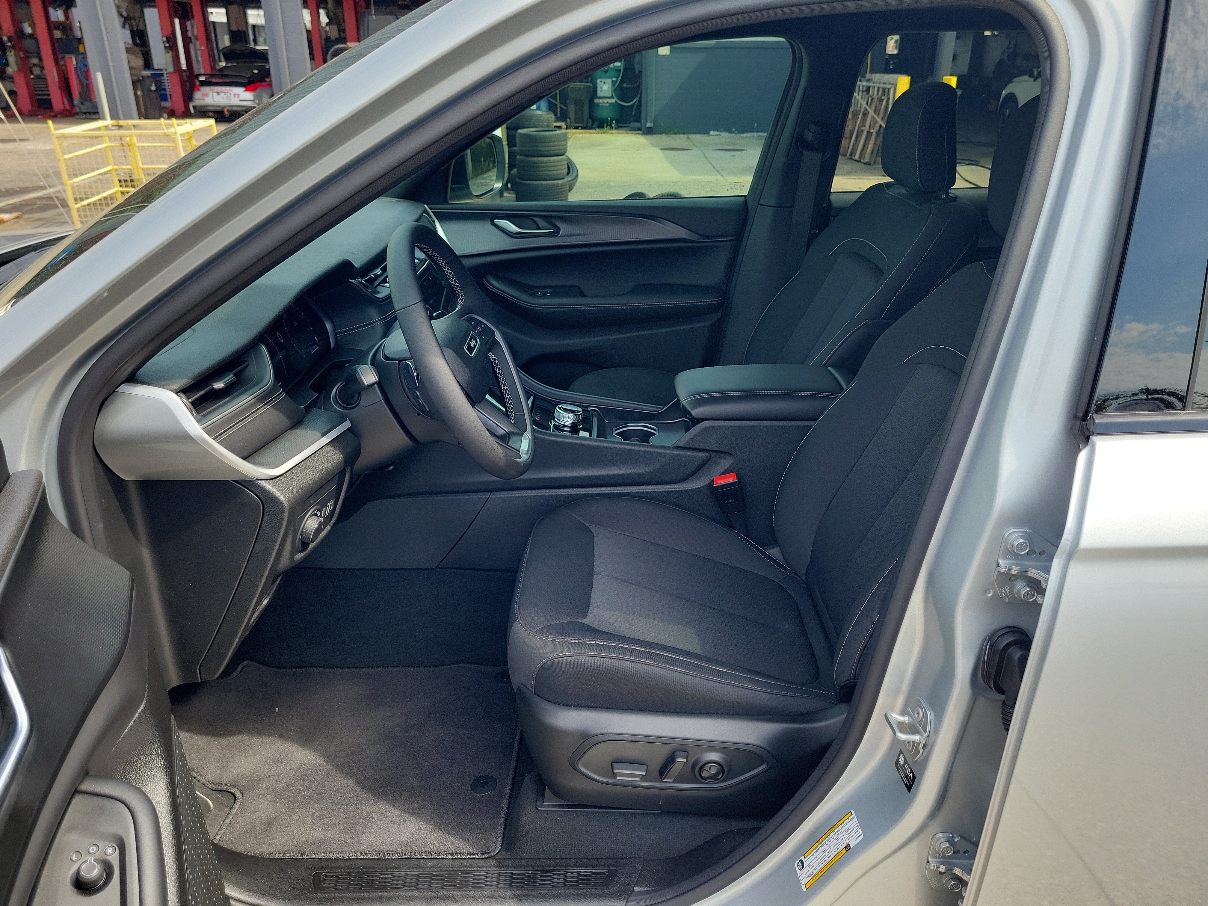 Used 2026 Jeep Grand Cherokee L 2WD image 14