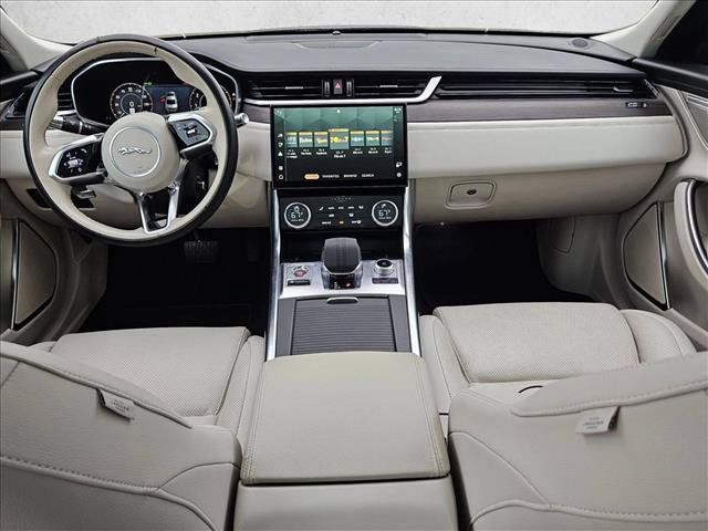 Used 2021 Jaguar XF SE RWD image 18