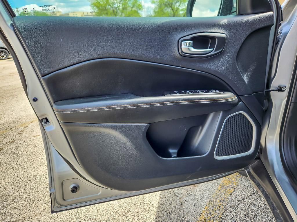 Used 2019 Jeep Compass Latitude FWD image 12