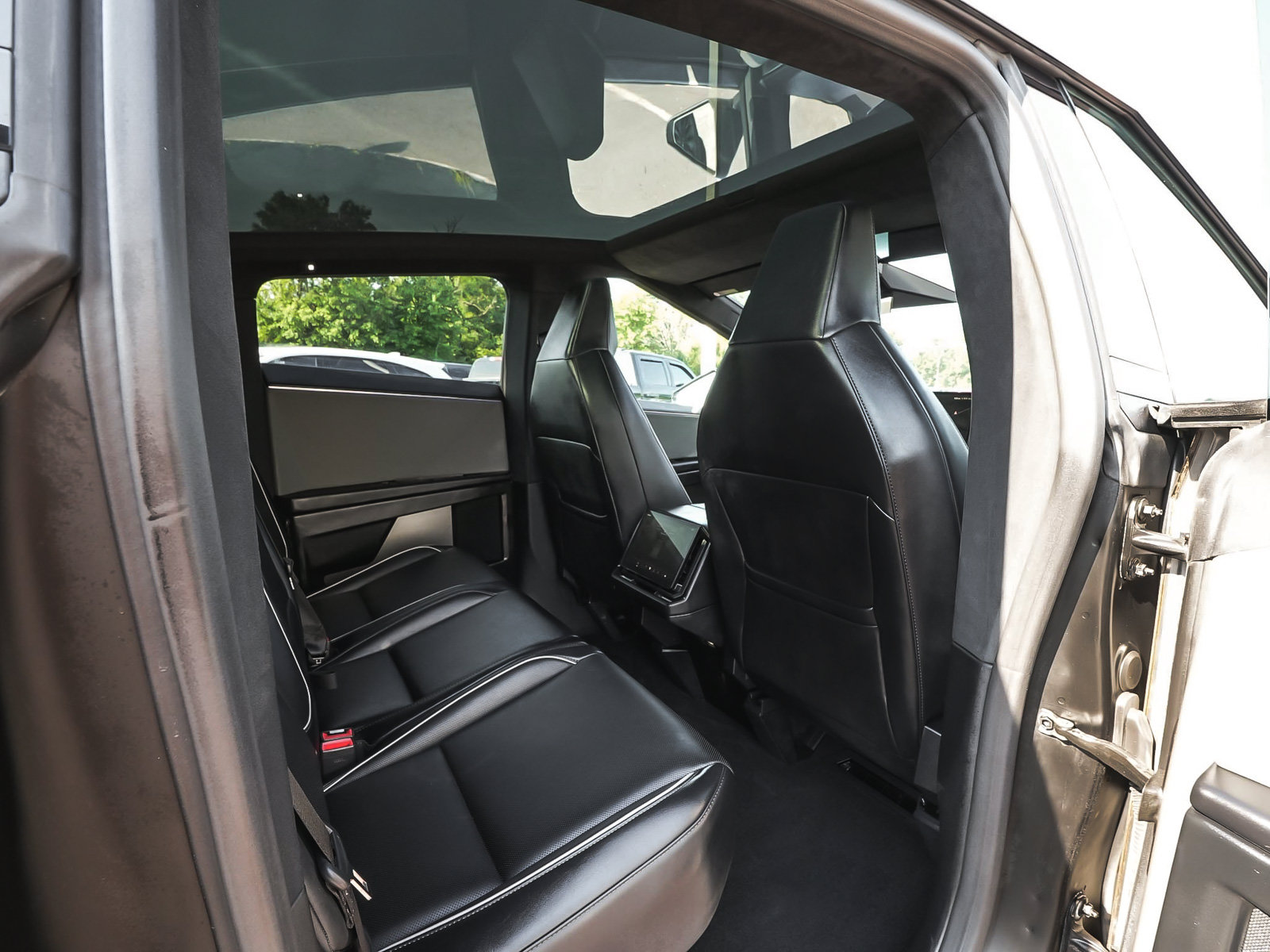 Used 2025 Tesla Cybertruck AWD Crew Cab image 39