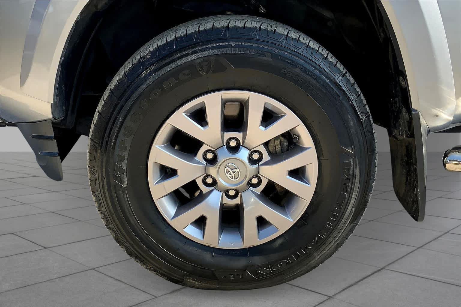 Used 2017 Toyota Tacoma SR5 w/ Tow Package RWD image 11