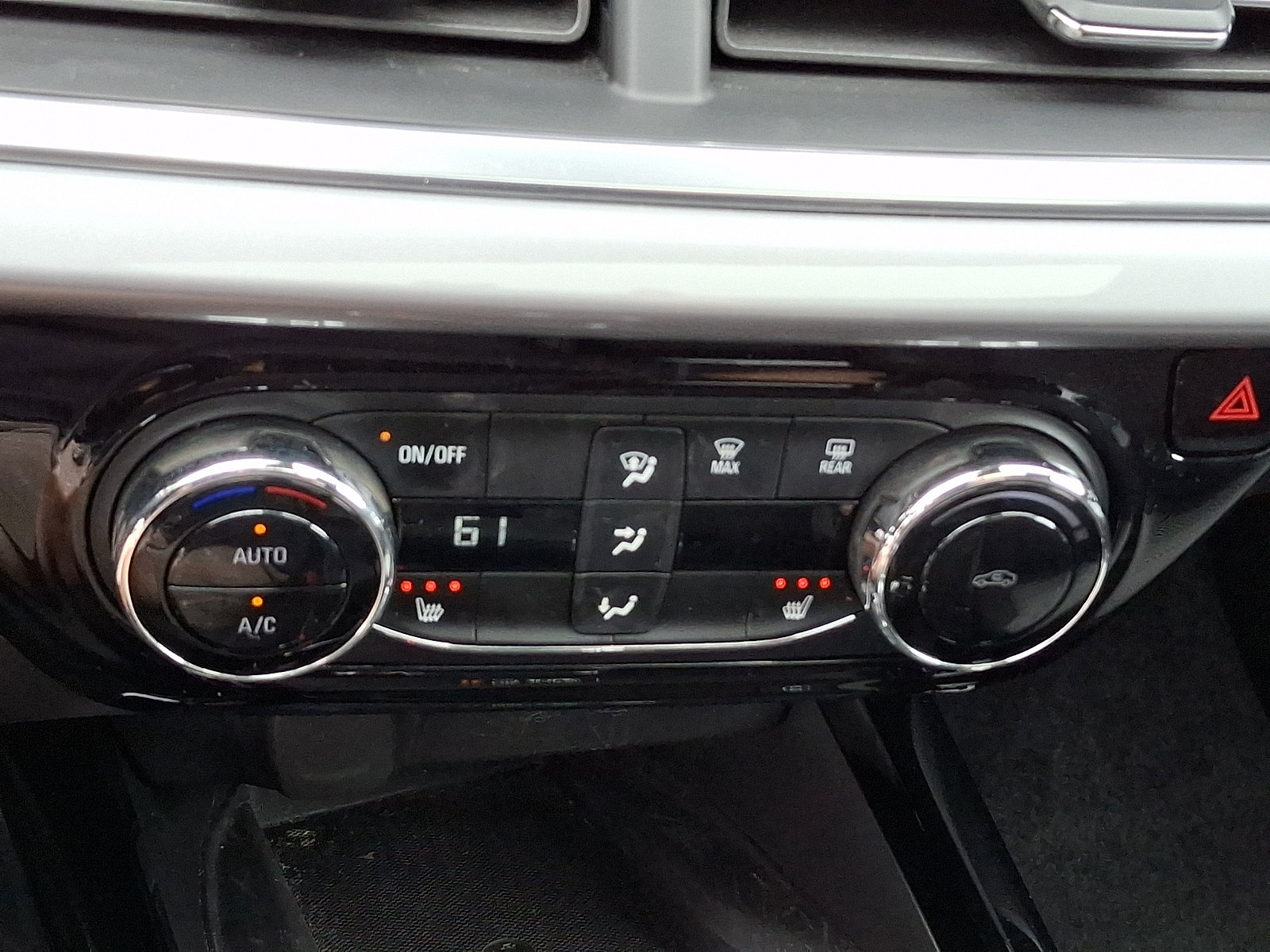 Used 2024 Chevrolet Trax LT w/ Sunroof Package FWD image 16